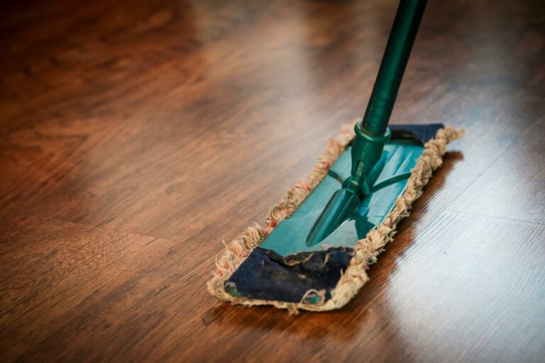 Een dweil die wordt gebruikt bij het schoonmaken