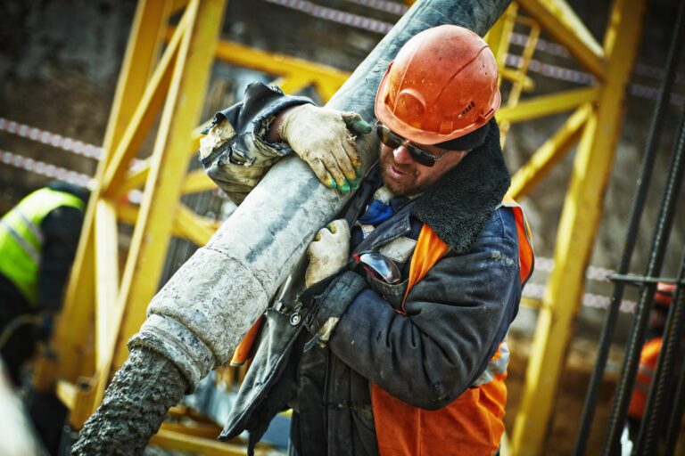 Vakman aan het werk op de bouwplaats