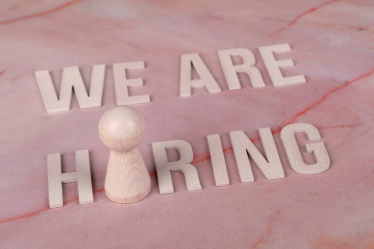 Een tekst met 'we are hiring' erop