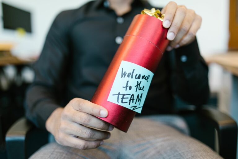 Jongen krijgt bij onboarding een fles met welcome to the team erop