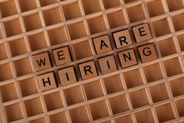 Een foto met we are hiring er op.