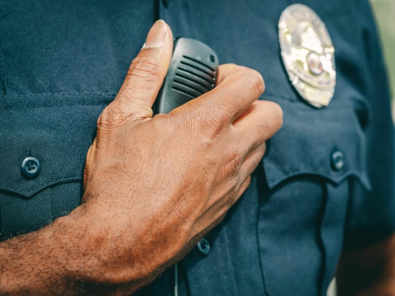 Een beveiliger met een security badge